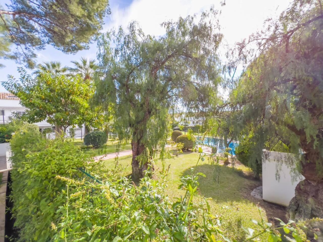 Bajo Con Jardin En La Milla De Oro Marbella Exterior foto