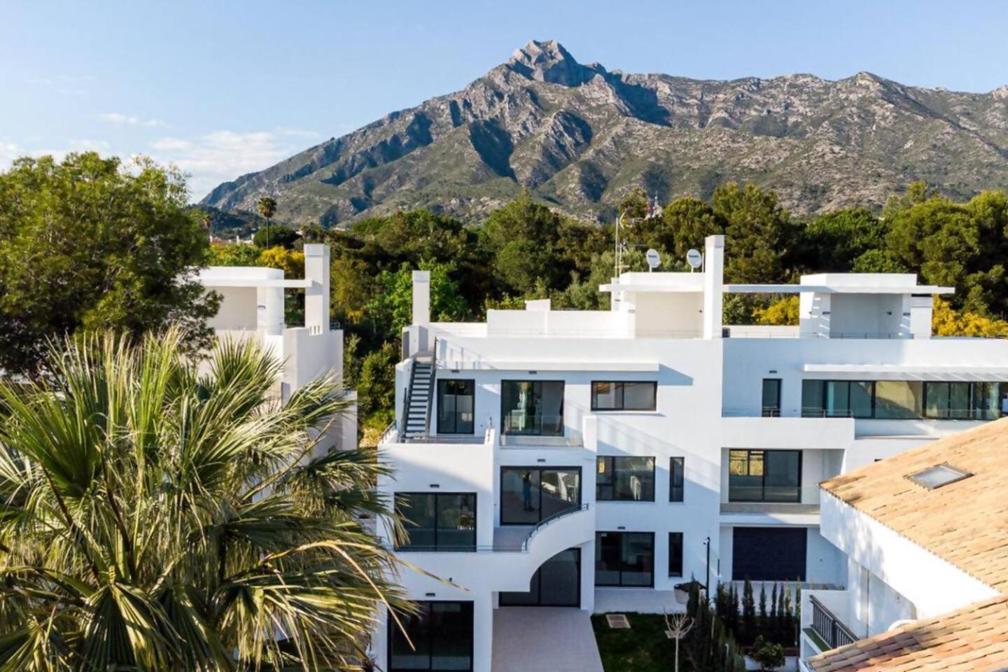 Bajo Con Jardin En La Milla De Oro Marbella Exterior foto